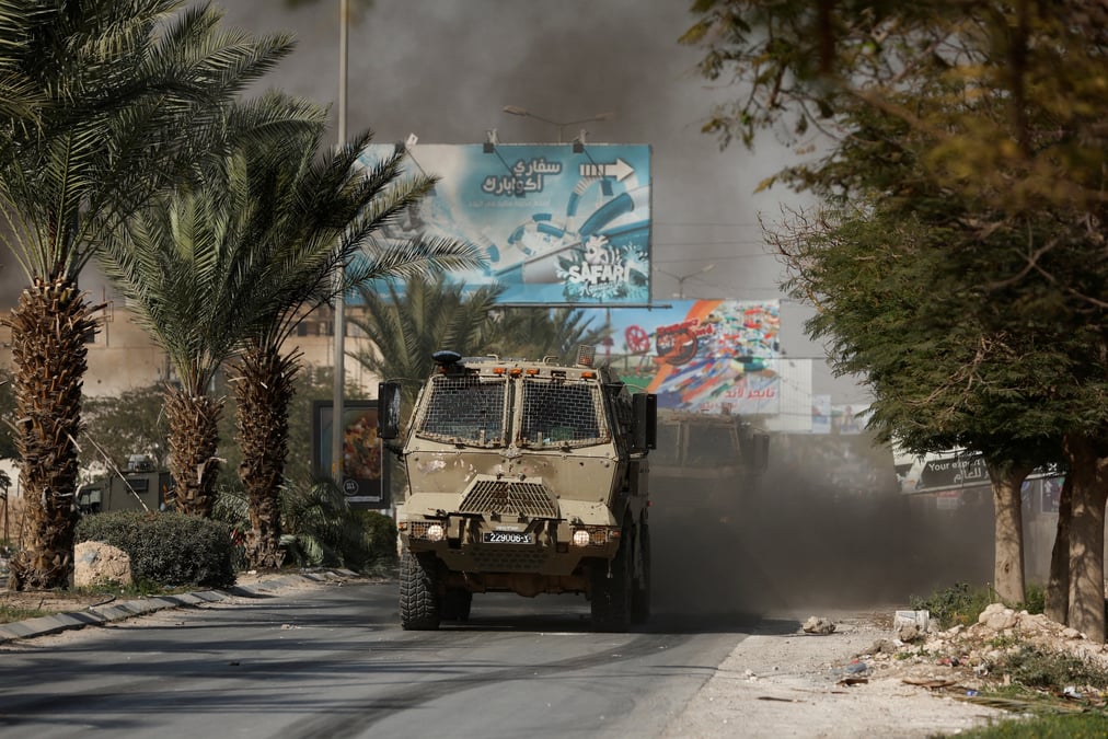 Des palestiniens affrontent les troupes israeliennes lors d'un raid a jericho, en cisjordanie