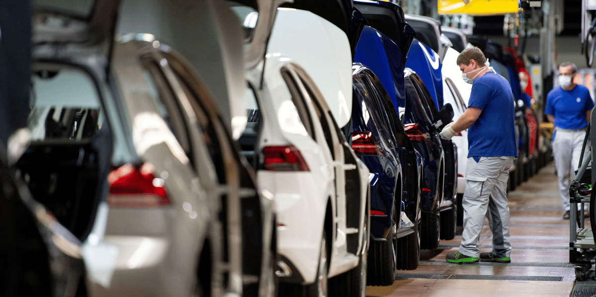 Un ouvrier sur la chaine de montage de volkswagen a wolfsburg, en allemagne