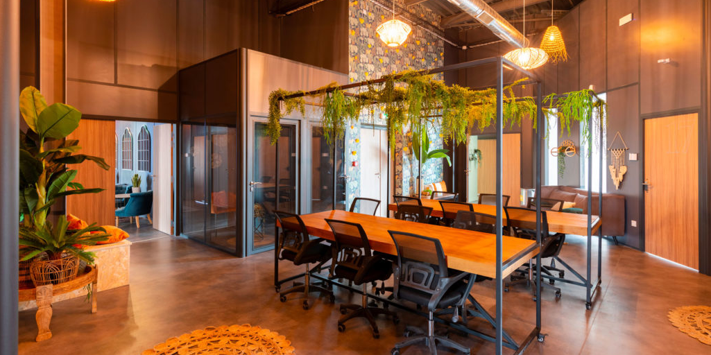 Les espaces de coworking conçus un peu partout en France par le Montpelliérain Bureaux & Co (photo : Perpignan) sont de plus en plus cosy et empreints de convivialité mais aussi dotés de multiples services afin d'offrir aux coworkers un cadre de travail attractif.