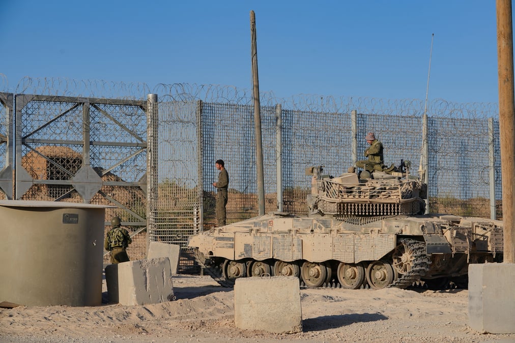Des soldats israeliens observent depuis le sommet d'un vehicule militaire pres de la frontiere entre israel et gaza