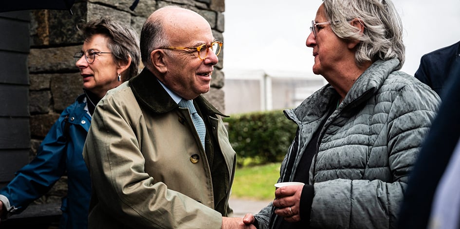 Bernard Cazeneuve saluant une militante à l’université de rentrée du MODEM à Guidel (Morbihan), fin septembre 2024.