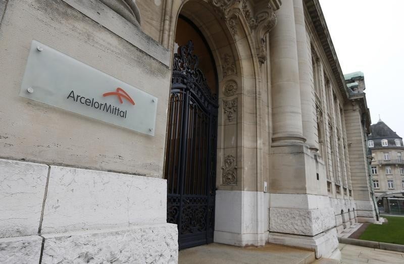 Arcelormittal et le cac 40 progressent a la mi-seance