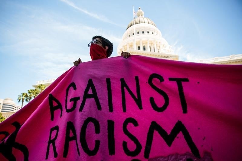 Supremacistes blancs et antifascistes s'affrontent a sacramento