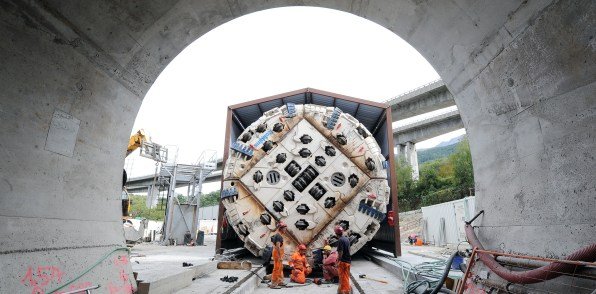 La prochaine étape concerne les études sur les voies d'accès françaises au tunnel de la future ligne entre Lyon et Turin. Liaison qui interroge par ailleurs Jean-Louis Gagnaire, ancien vice-président de la Région : étant donné le retard des accès, et la dimension européenne du projet, « faut-il continuer à appeler le Lyon-Turin, "Lyon-Turin" ? »
