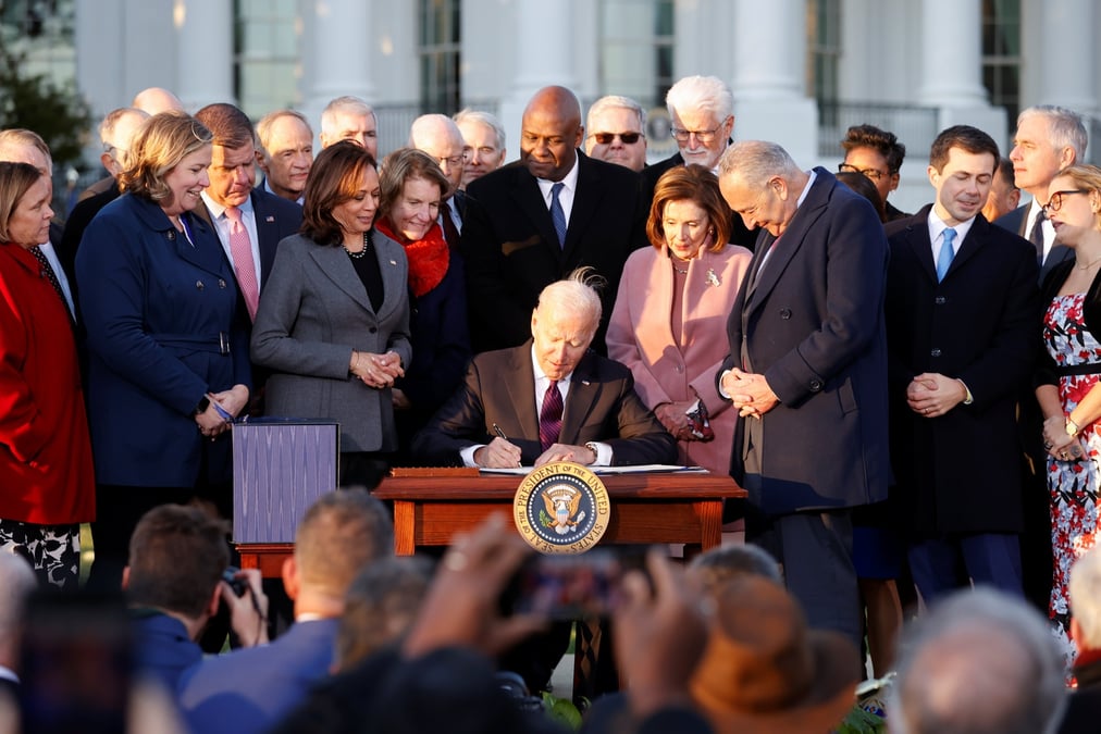 Etats-unis: biden promulgue le plan pour les infrastructures de $1.000 milliards