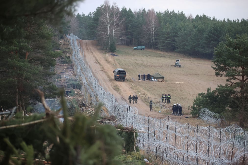 La bielorussie evacue des camps de migrants a la frontiere polonaise