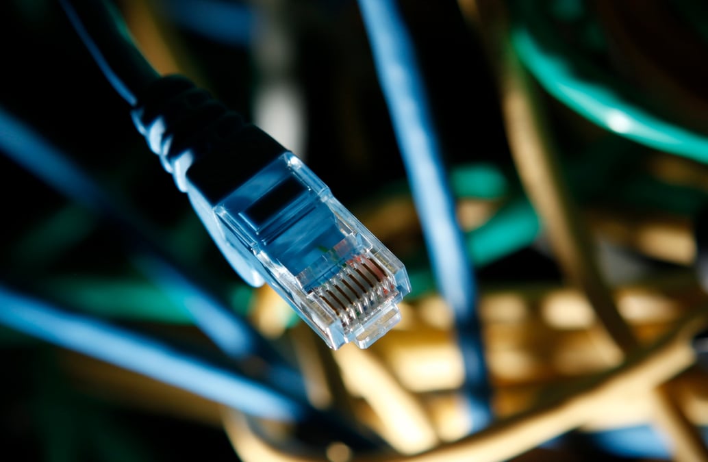 La neutralité du net signifie que les fournisseurs d'accès à internet (FAI) n'ont pas le droit de moduler la vitesse de débit internet en fonction des contenus.