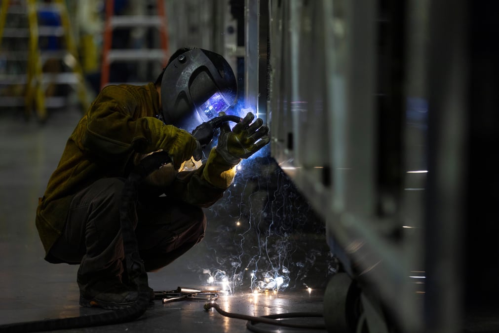 Un soudeur a l'usine de bus electriques byd a lancaster, en californie
