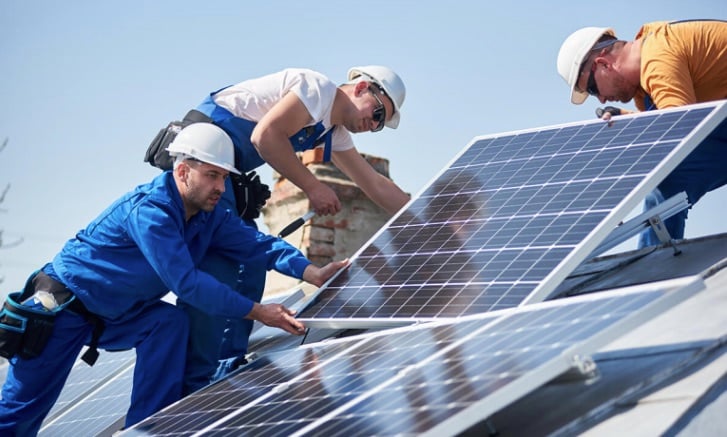 Qualit'EnR, organisme national de qualification des énergies renouvelables dans le bâtiment, regroupe 18.000 entreprises (chauffage, plomberie, électricité...) certifiées en France pour l'installation de systèmes à énergies renouvelables, dont des toitures solaires.