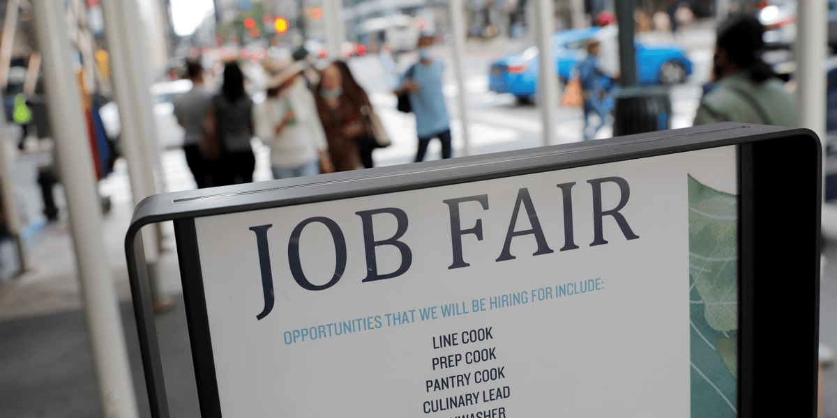 Des panneaux annoncant un salon de l'emploi sur la 5e avenue a new york