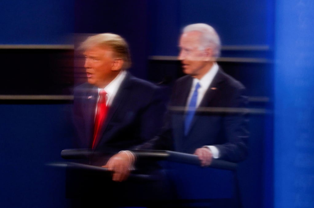 Photo d'archive de donald trump et joe biden debattant a l'universite belmont, a nashville