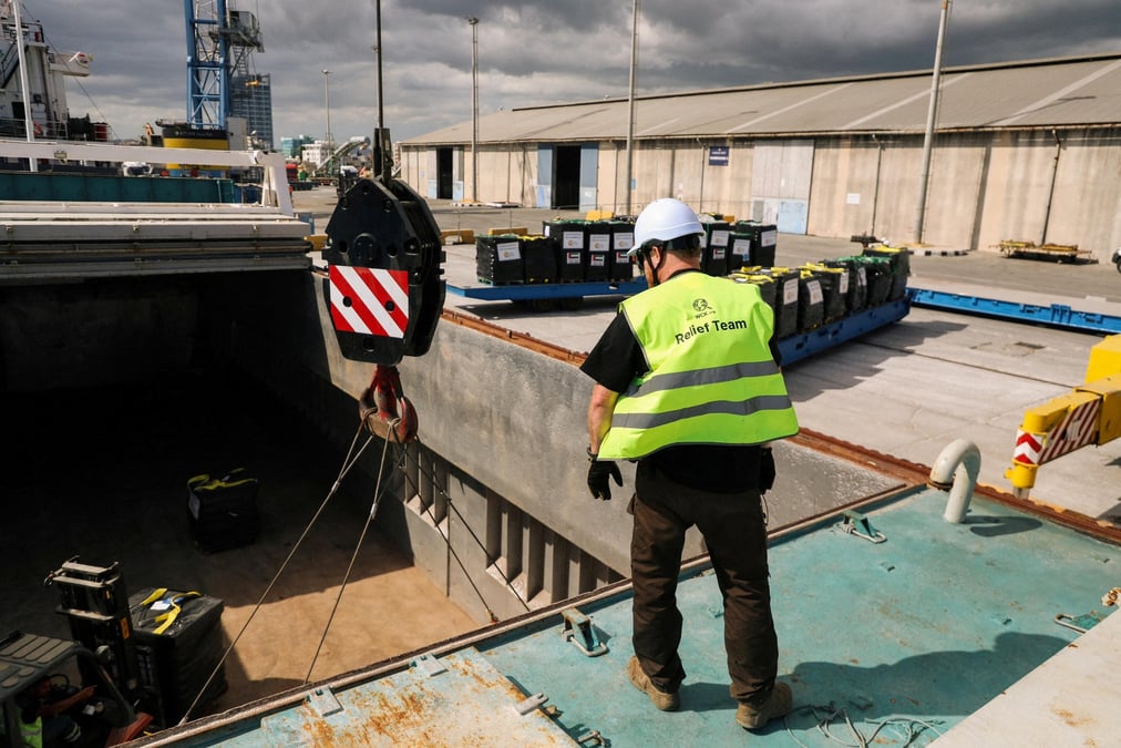 Un membre de l'equipe de world central kitchen travaille au chargement d'un autre bateau contenant de l'aide alimentaire a destination de gaza