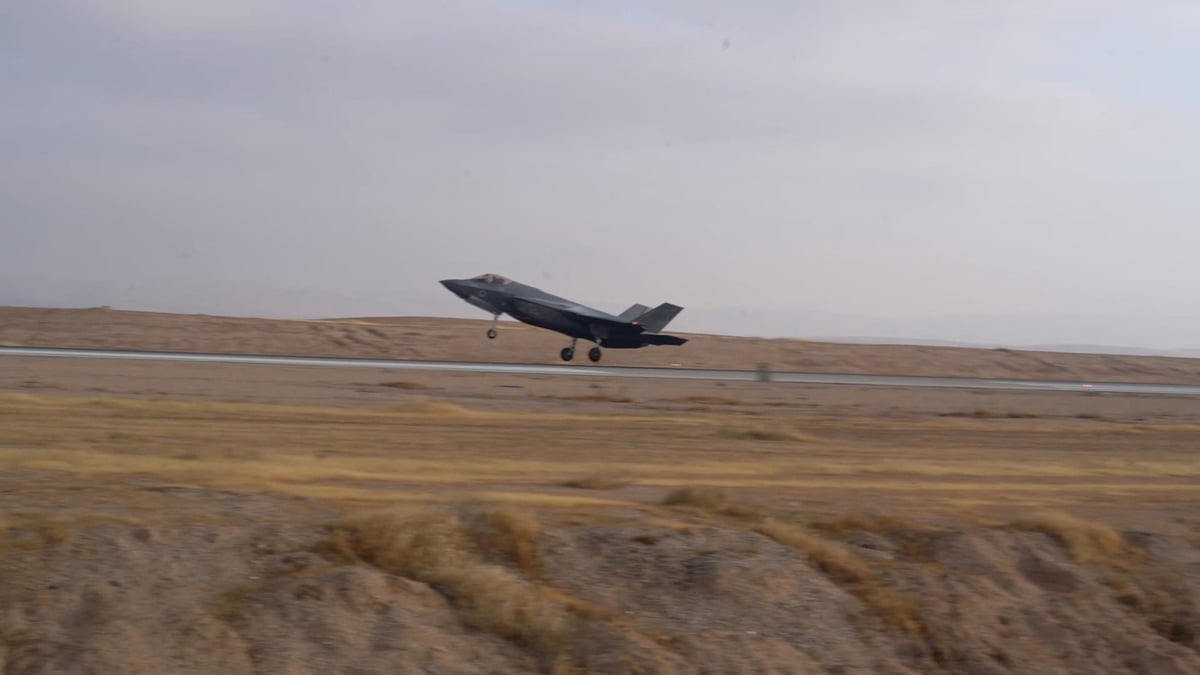 Un avion de combat f-35 atterrit a un endroit indique comme etant la base aerienne de nevatim