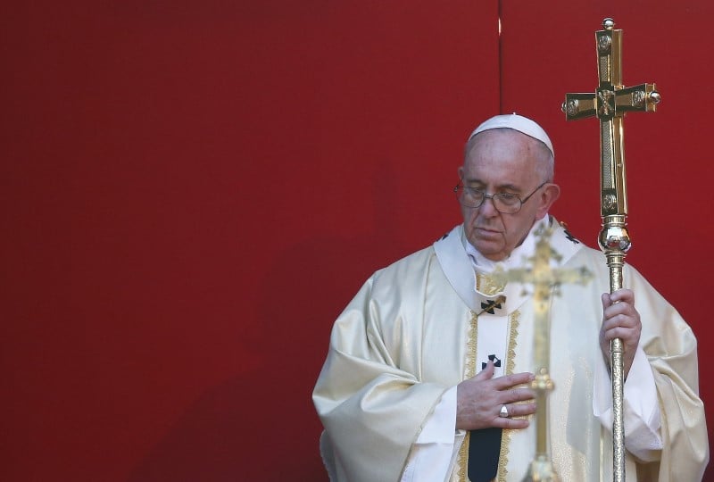 Deux livres decrivent les difficultes du pape a reformer au vatican