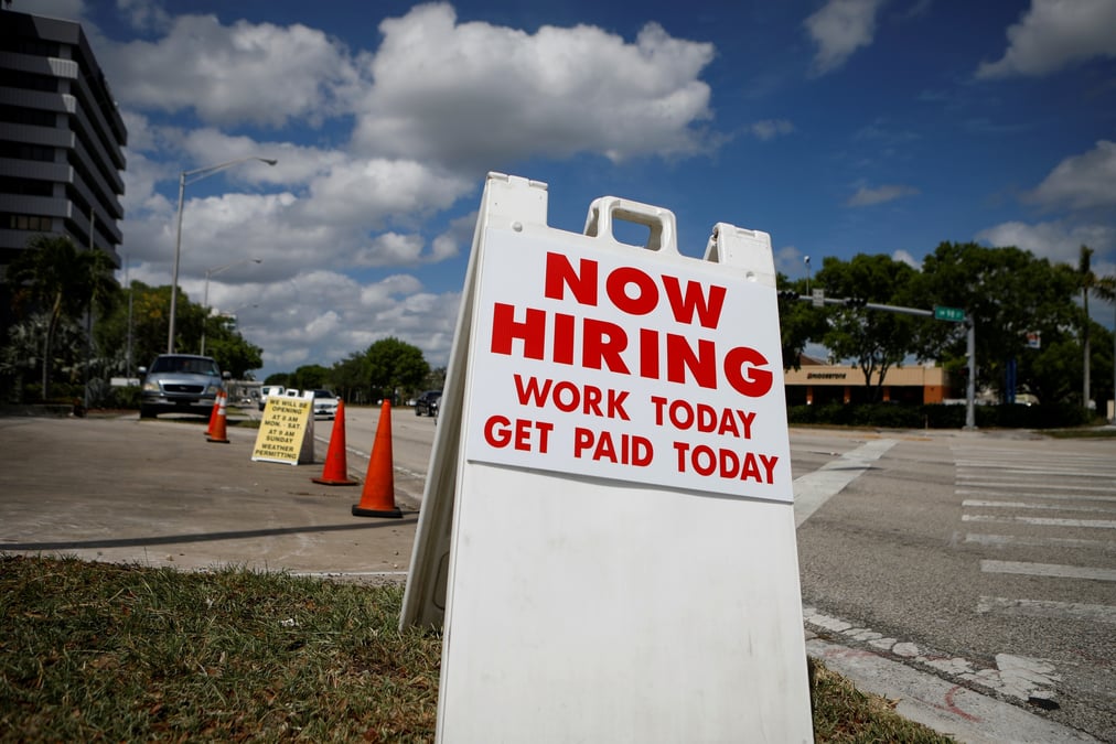 Illustration chômage / emploi / recrutement États-Unis : un panneau indique "Nous embauchons", à Miami, en Floride
