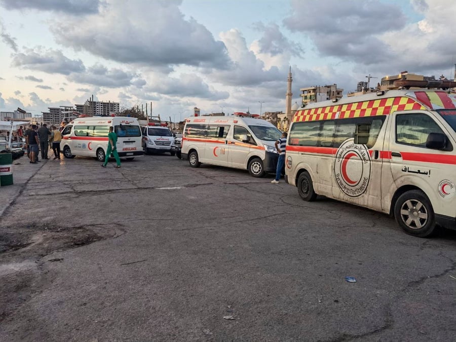 Des ambulances sont vues lors du sauvetage de migrants dans le port de tartous, en syrie
