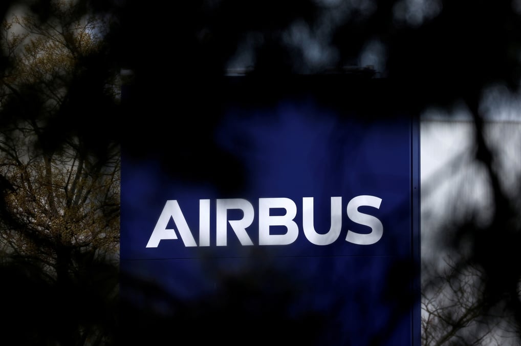 Photo d'archives du logo d'airbus a l'entree d'un immeuble a toulouse, france