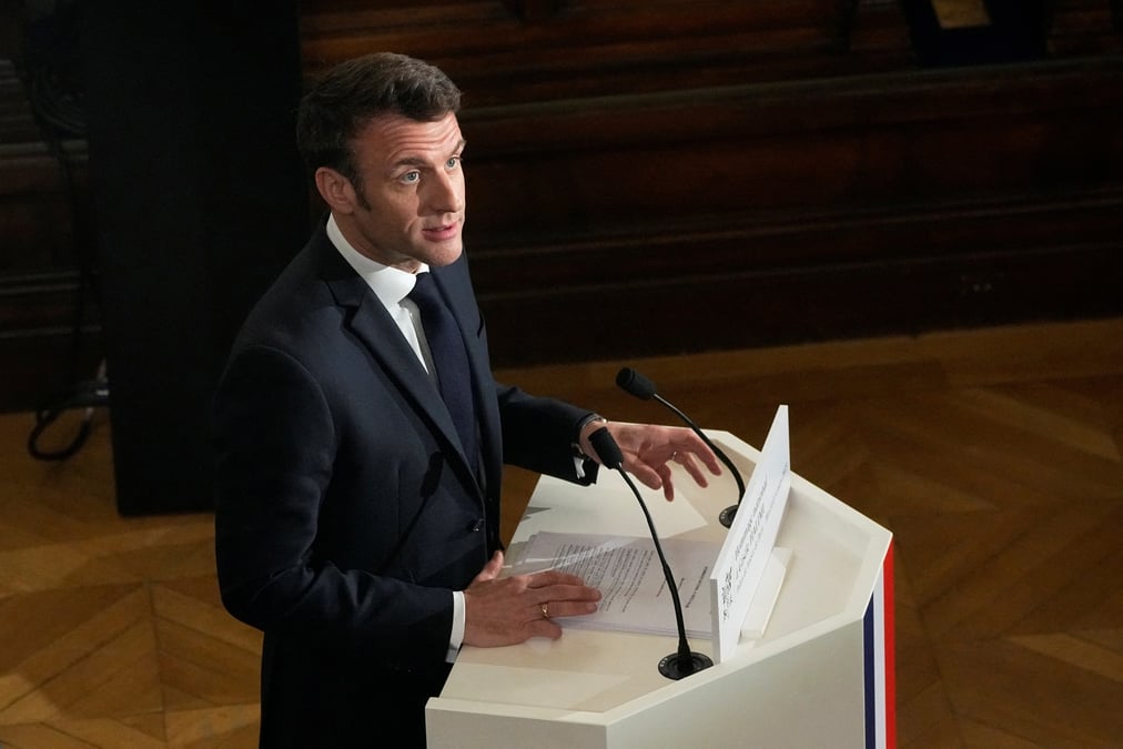 Emmanuel macron prononce un discours rendant hommage a gisele halimi
