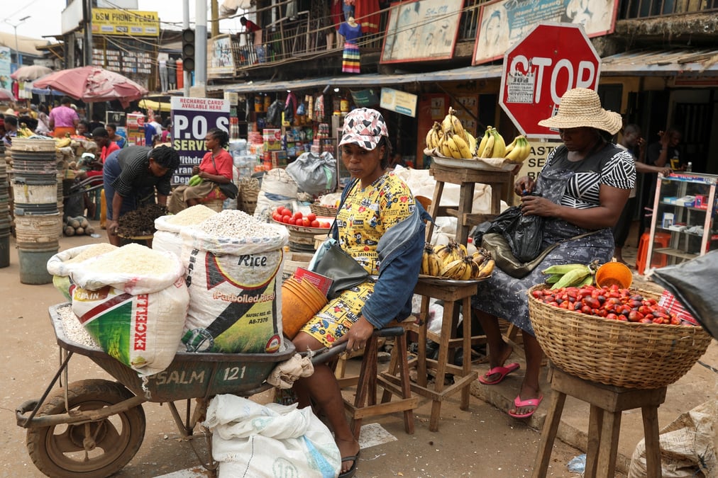 Des vendeurs de rue sur un marche ouvert a awka, au nigeria