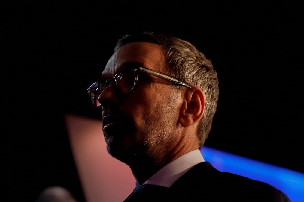 Le leader du parti de la liberte d'autriche (fpo) et candidat en tete, herbert kickl, observe avant le debut de la derniere discussion televisee avant les elections generales autrichiennes de dimanche, a vienne