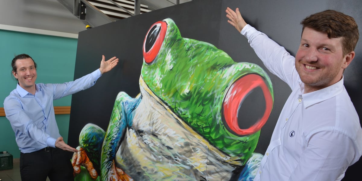 Kevin Alessandri et Maxime Feyeux autour de leur animal totémique, la rainette, alias treefrog en anglais.