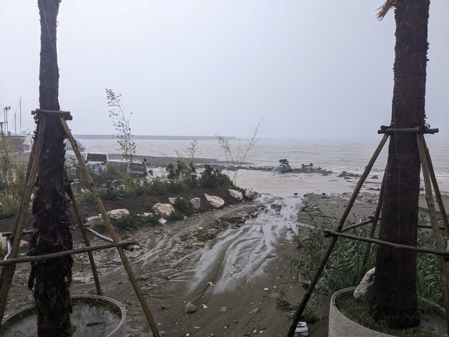 Des voitures endommagees sont vues dans la mer, suite a un glissement de terrain sur l'ile de vacances d'ischia