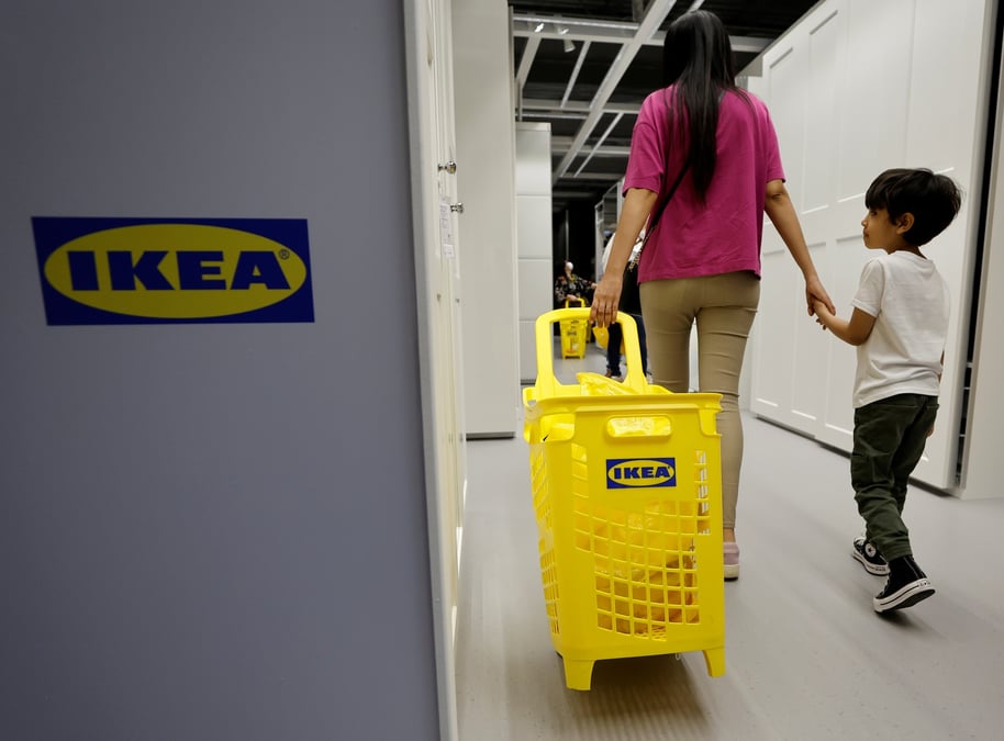 Une femme et son enfant dans un magasin ikea a nice