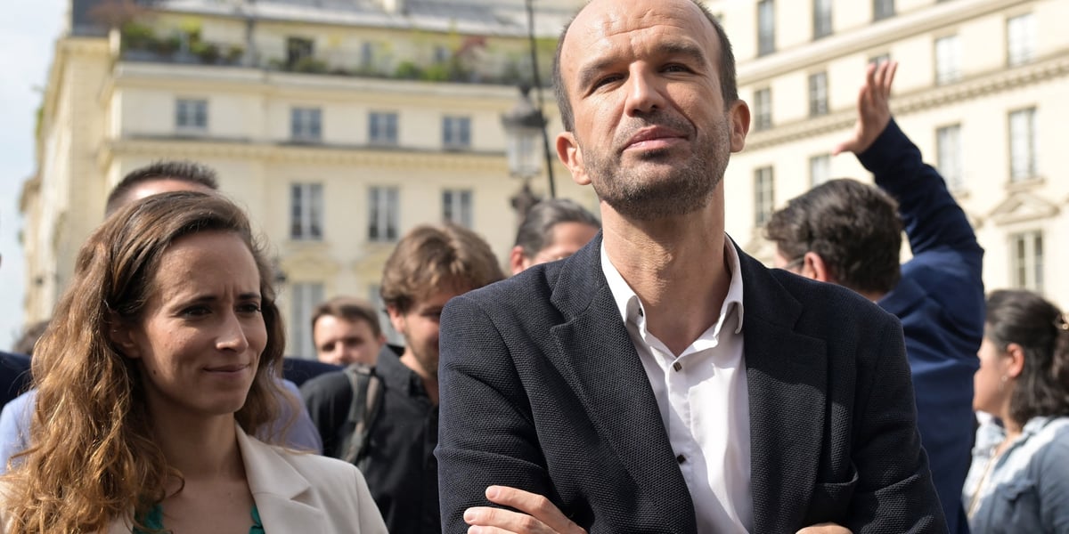 Les députés français nouvellement élus de la coalition de gauche « Nouveau Front Populaire » Clémence Guette et Manuel Bompard, s'adressent aux journalistes à l'Assemblée nationale française à Paris le 9 juillet 2024, après le second tour des élections législatives françaises.