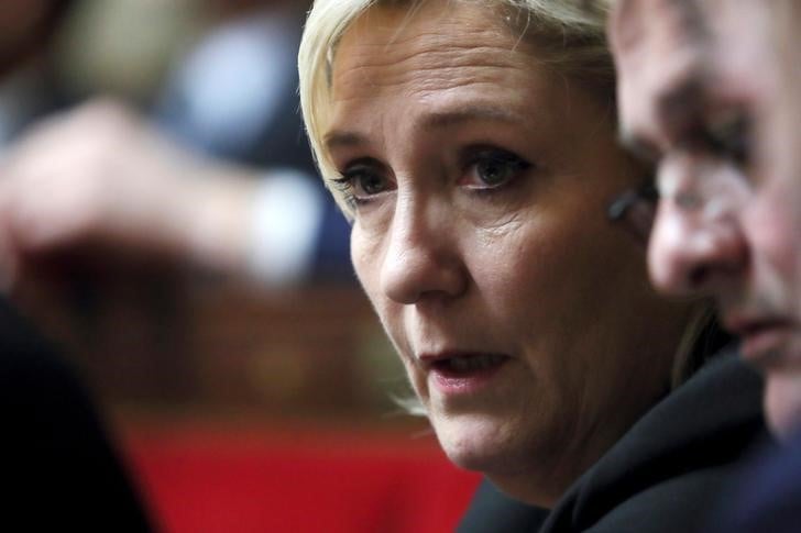 La gouvernance macron sent le "totalitarisme", dit le pen