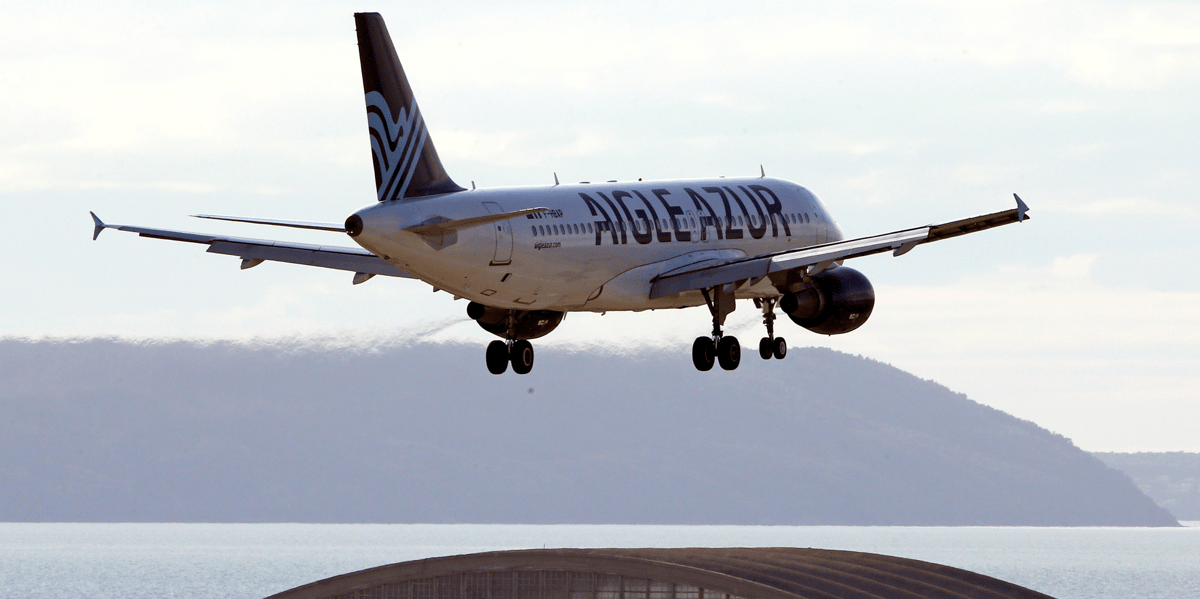 Un Airbus A320 de la compagnie aérienne française Aigle Azur s'apprête à atterrir à l'aéroport Marseille-Provence de Marignane, en France, le 29 mars 2018.