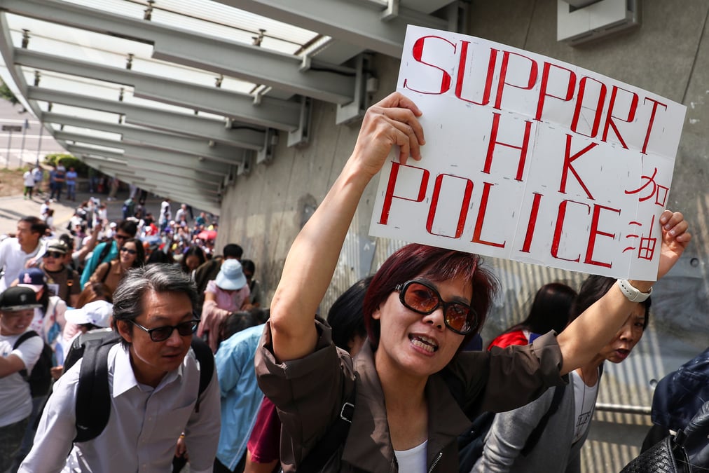 Des centaines de manifestants pro-chinois se rassemblent a hong kong