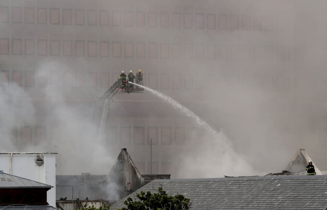 Incendie au parlement au cap, en afrique du sud