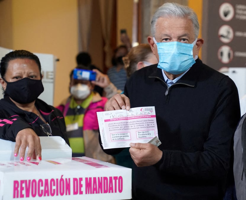 Mexique: le president maintenu au pouvoir apres un referendum