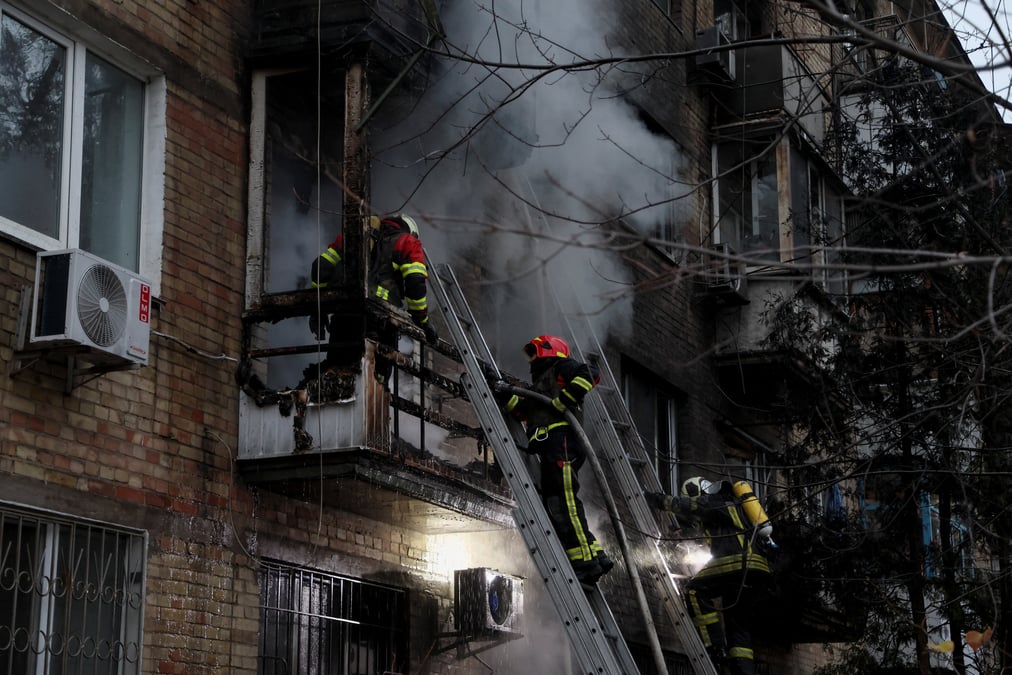 Des pompiers s'efforcent d'eteindre un incendie dans un immeuble residentiel touche par un tir de missile russe a kyiv
