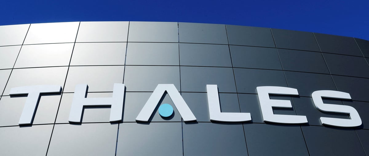 Le logo de thales au siege de l'entreprise a bordeaux