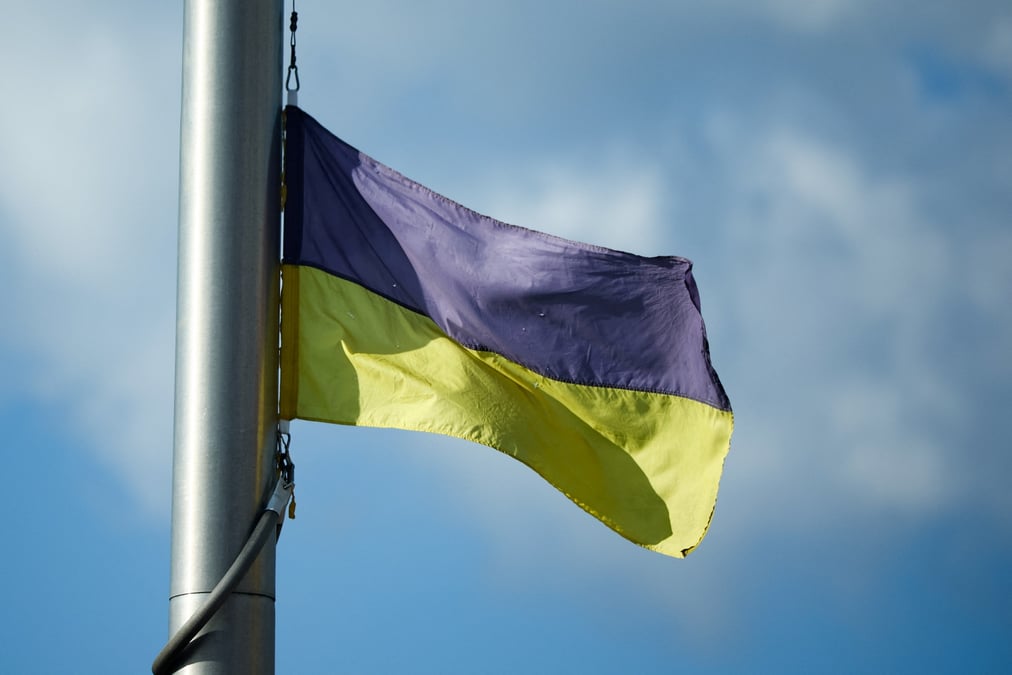 Photo d'un drapeau ukrainien de la ligne de front en ukraine est remis par les militants a vilnius