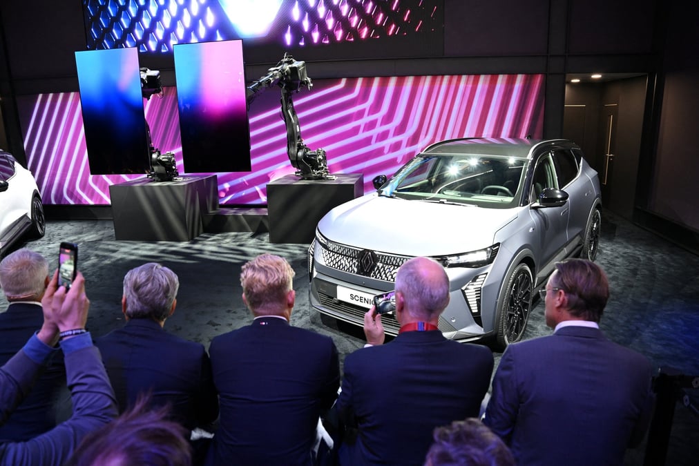 Si le Scenic se veut l'héritier de la gamme familiale, symbole de la marque au losange depuis près de 30 ans, il emprunte des traits aux SUV.