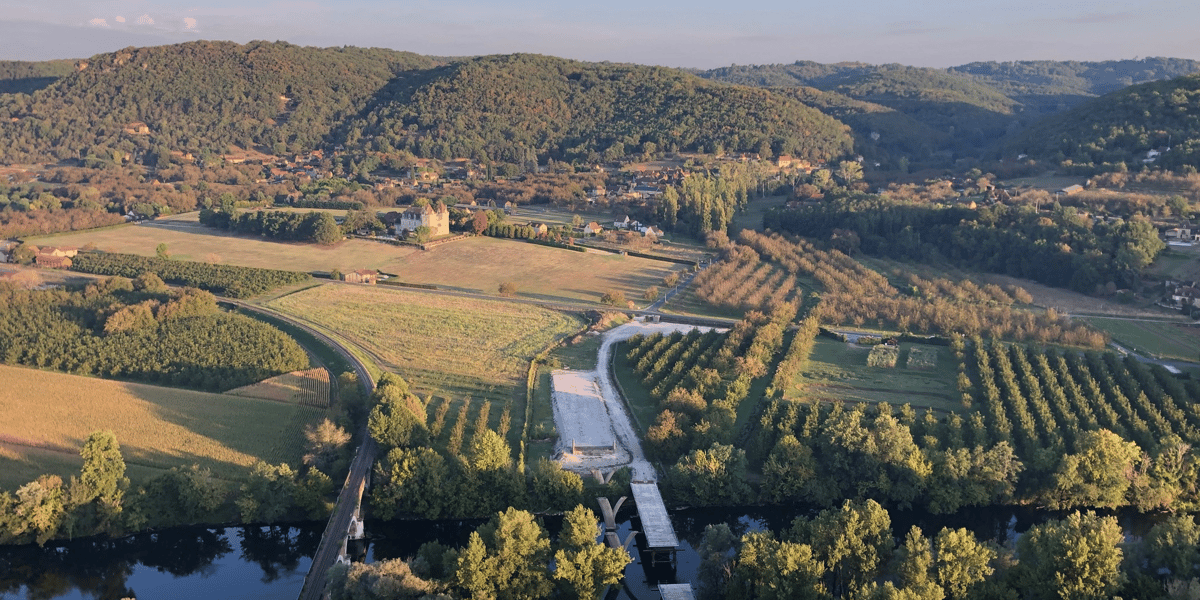 Au premier plan en blanc, la déviation illégale de Beynac en Dordogne.