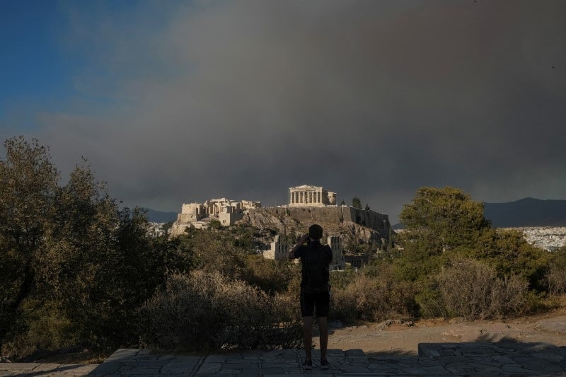 Un incendie de foret fait rage a varnava, pres d'athenes.