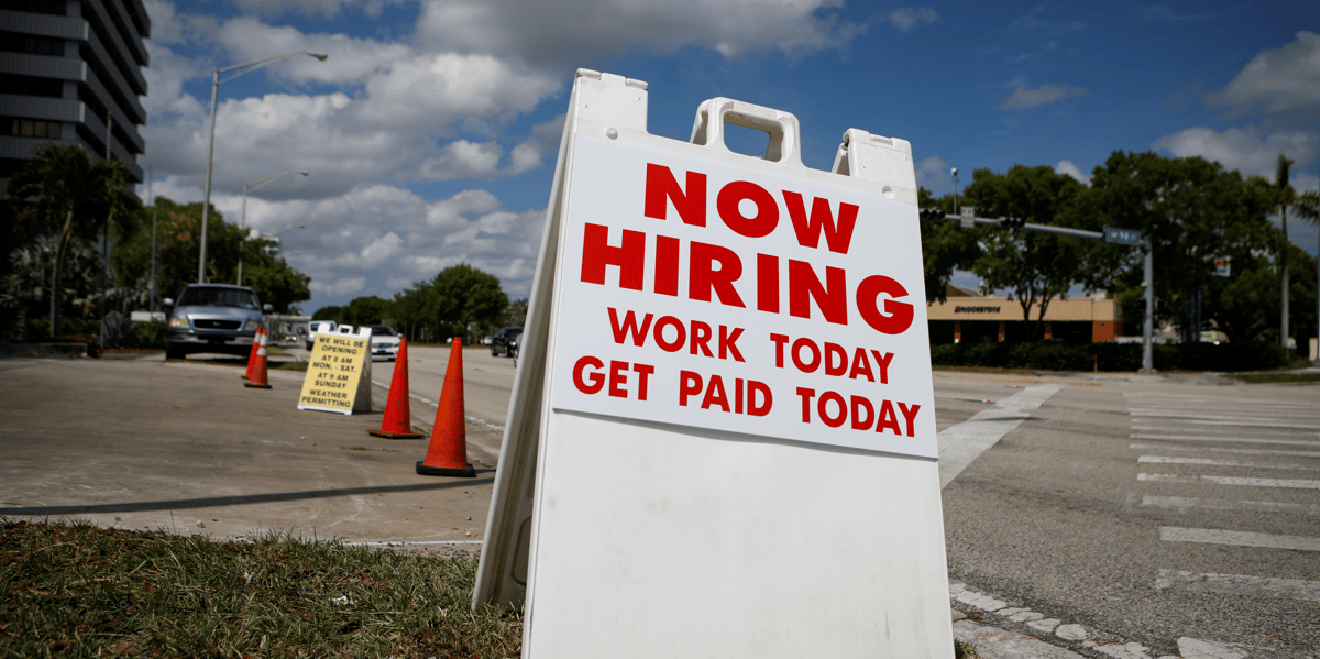 Illustration chômage / emploi / recrutement États-Unis : un panneau indique "Nous embauchons", à Miami, en Floride