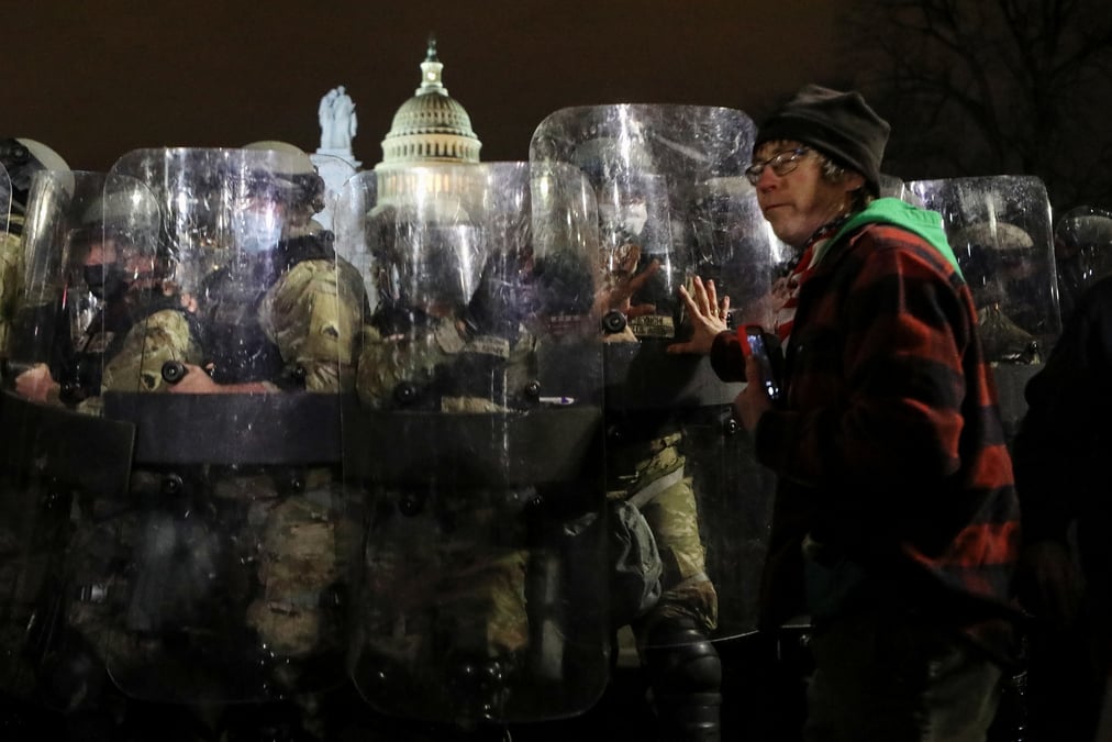 Usa: washington en couvre-feu apres une "insurrection", un mort