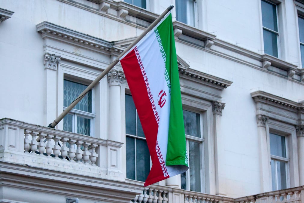 Le drapeau iranien a l'ambassade d'iran dans le centre de londres