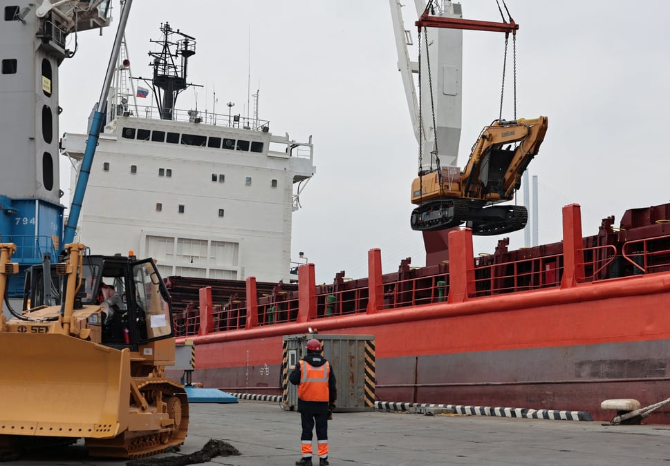 Une cargaison d'equipement en provenance de chine dans le port commercial de vladivostok, en russie