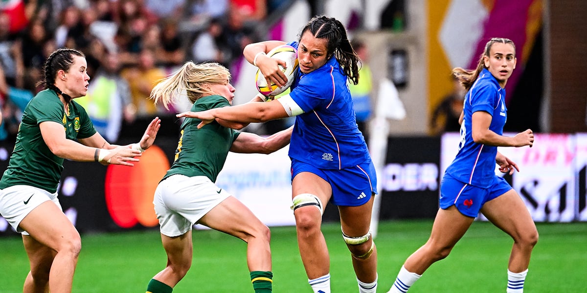 Au centre, Manae Feleu pendant un match opposant la France à l'Afrique du Sud à l'occasion de la coupe du monde de Rugby 2025.