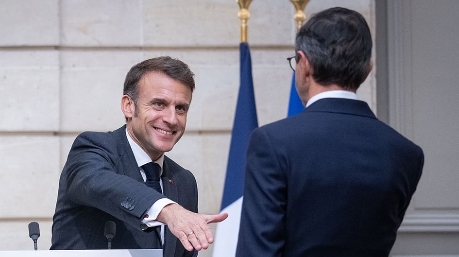 Emmanuel Macron et Bruno Retailleau, lors de la signature d'un traité à Paris, le 5 novembre 2024, dans le cadre de la visite d'État du président kazakh en France.