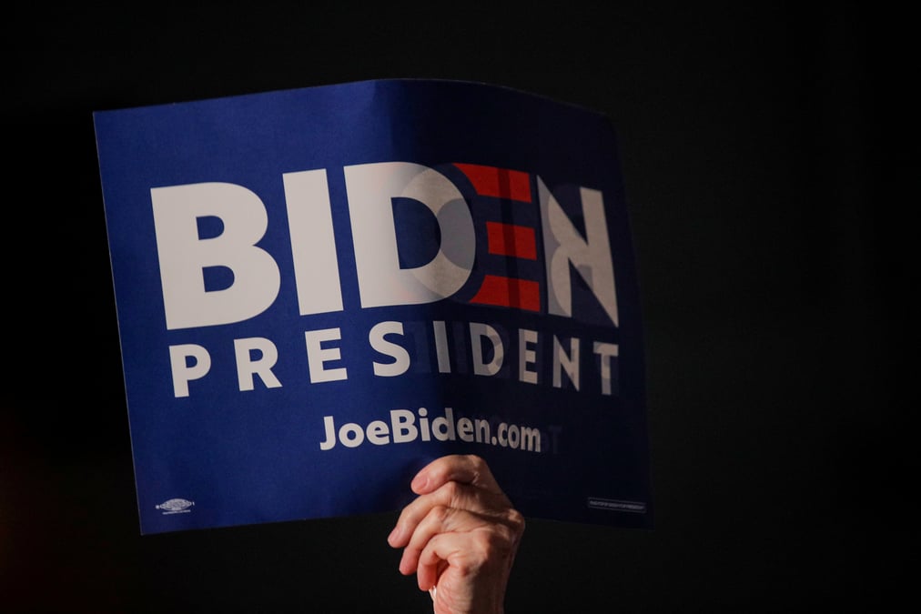 Joe biden engrange les ralliements dans son duel face a bernie sanders