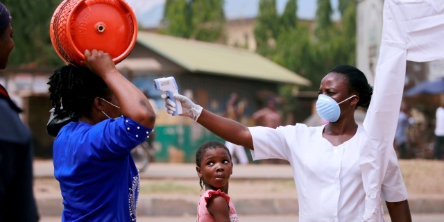 Un point de contrôle sanitaire entre Abuja et Nassarawa, le 30 mars 2020 au Nigeria.