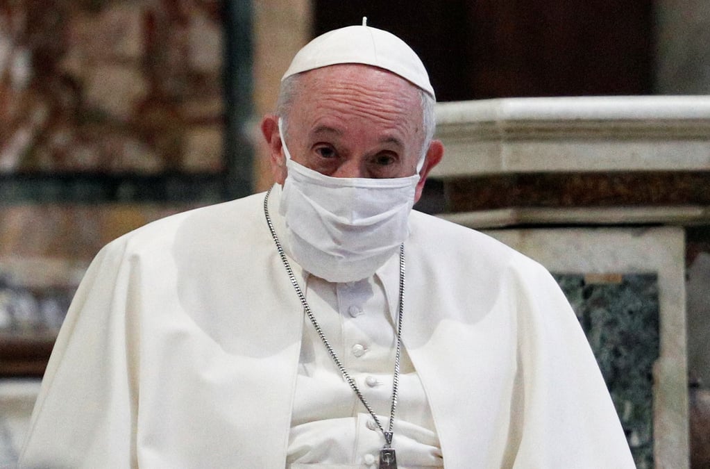 Le pape francois porte un masque pour la premiere fois lors d'une apparition publique