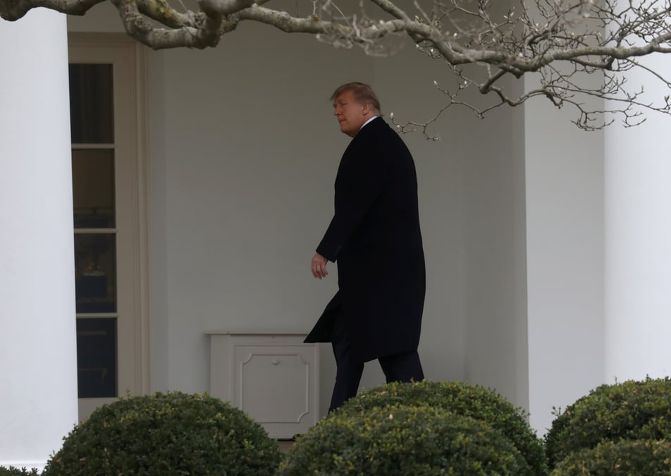 Twitter et facebook gelent les publications de donald trump
