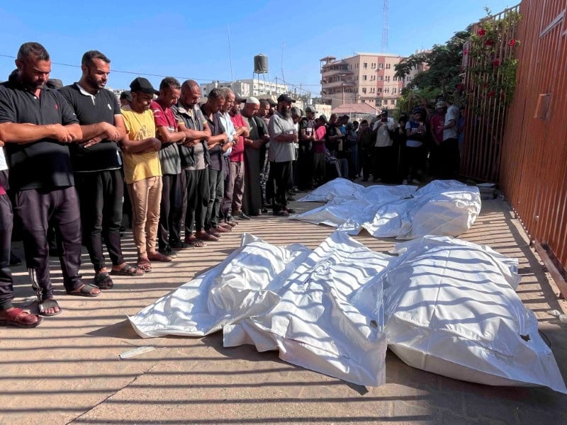 Des palestiniens pleurent leurs proches tues dans les frappes israeliennes a khan younis, dans le sud de la bande de gaza